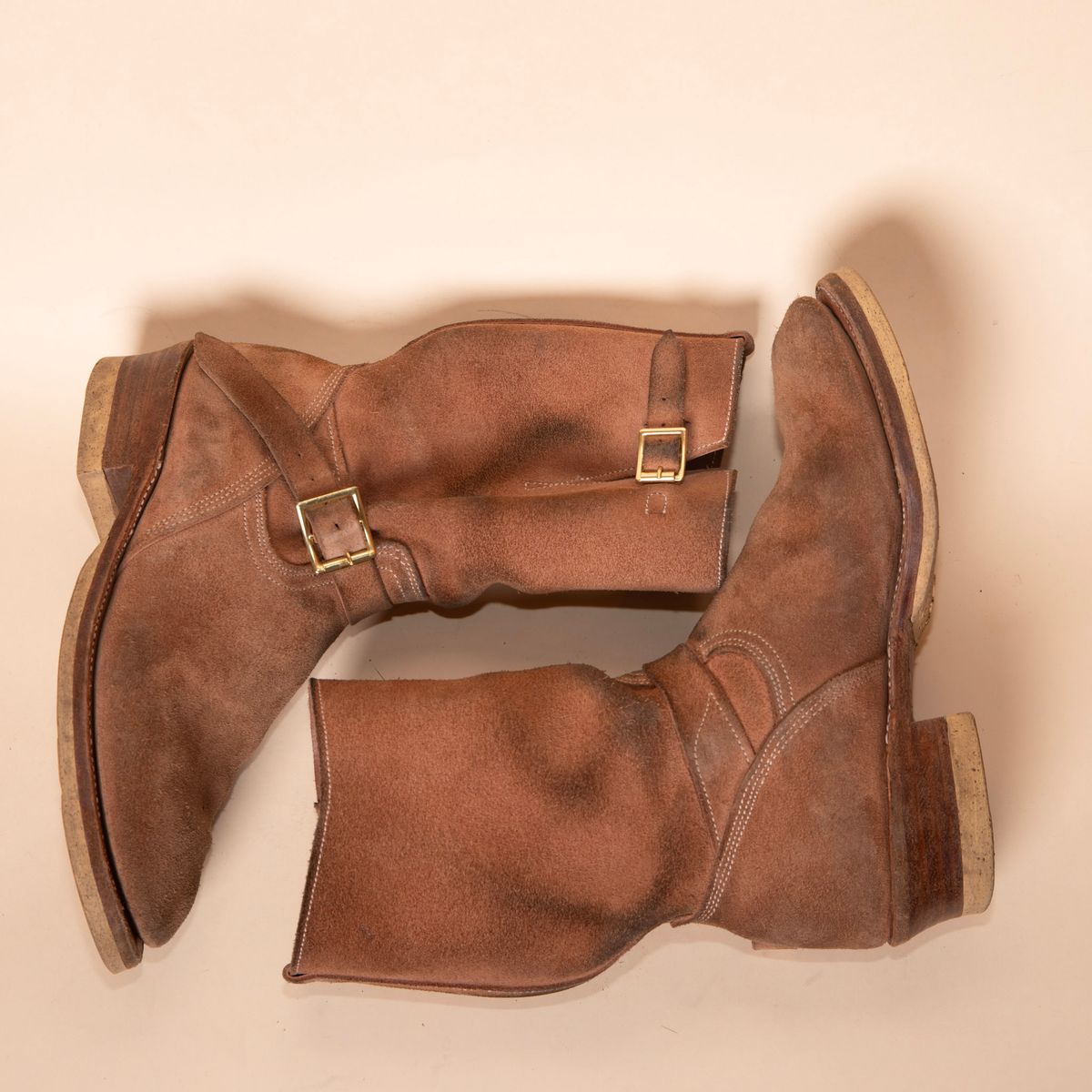 Photo by DuaneBerry on March 5, 2025 of the Unsung U 22-2 Engineer Boot in Horween Nubuck.