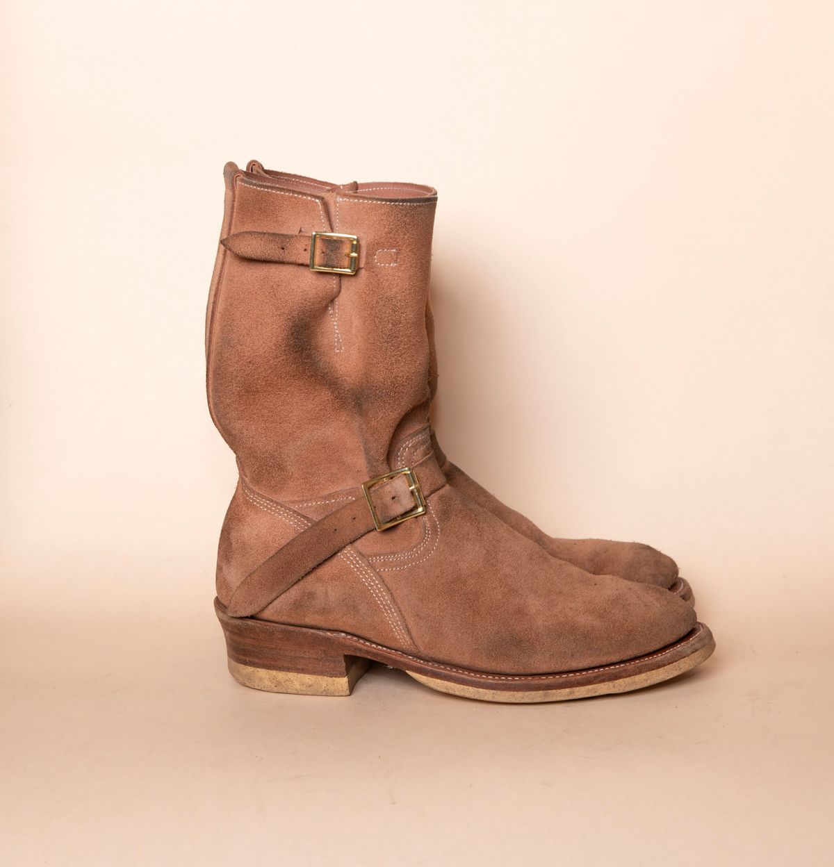 Photo by DuaneBerry on March 5, 2025 of the Unsung U 22-2 Engineer Boot in Horween Nubuck.
