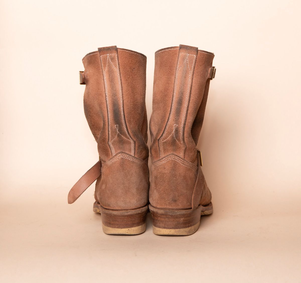 Photo by DuaneBerry on March 5, 2025 of the Unsung U 22-2 Engineer Boot in Horween Nubuck.