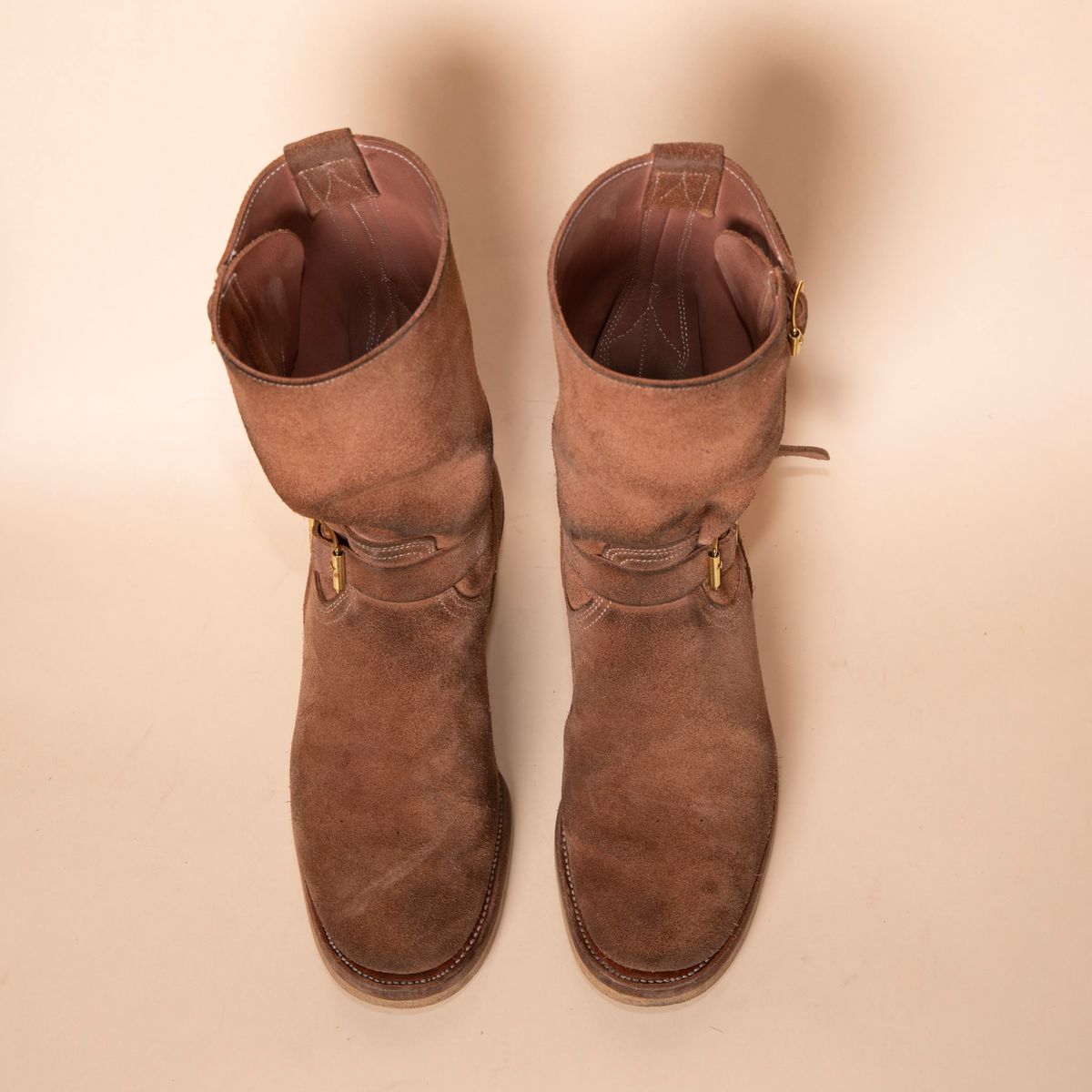 Photo by DuaneBerry on March 5, 2025 of the Unsung U 22-2 Engineer Boot in Horween Nubuck.