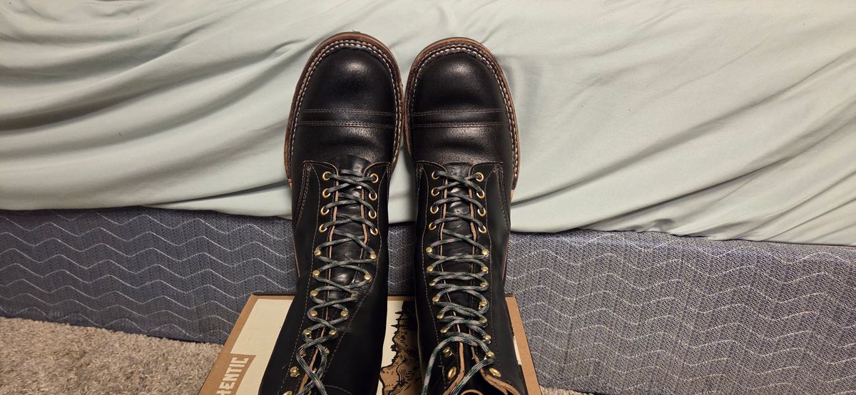 Photo by boxxxc on February 6, 2026 of the White's Smokejumper in Horween Black Chromexcel & Horween Black Waxed Flesh.
