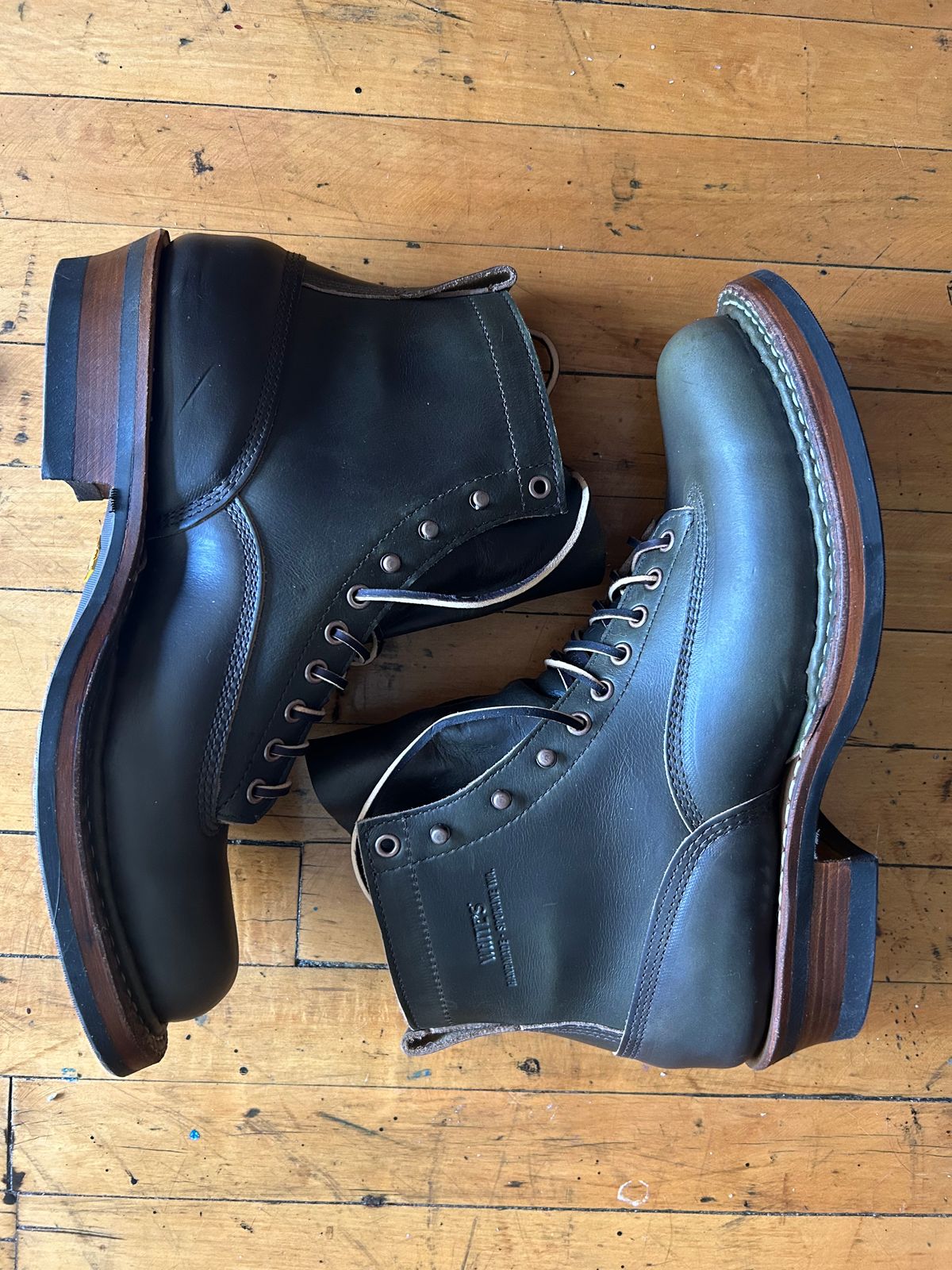 Photo by sundriver on November 1, 2025 of the White's 350 Cutter in Horween Greener Pastures Dublin.