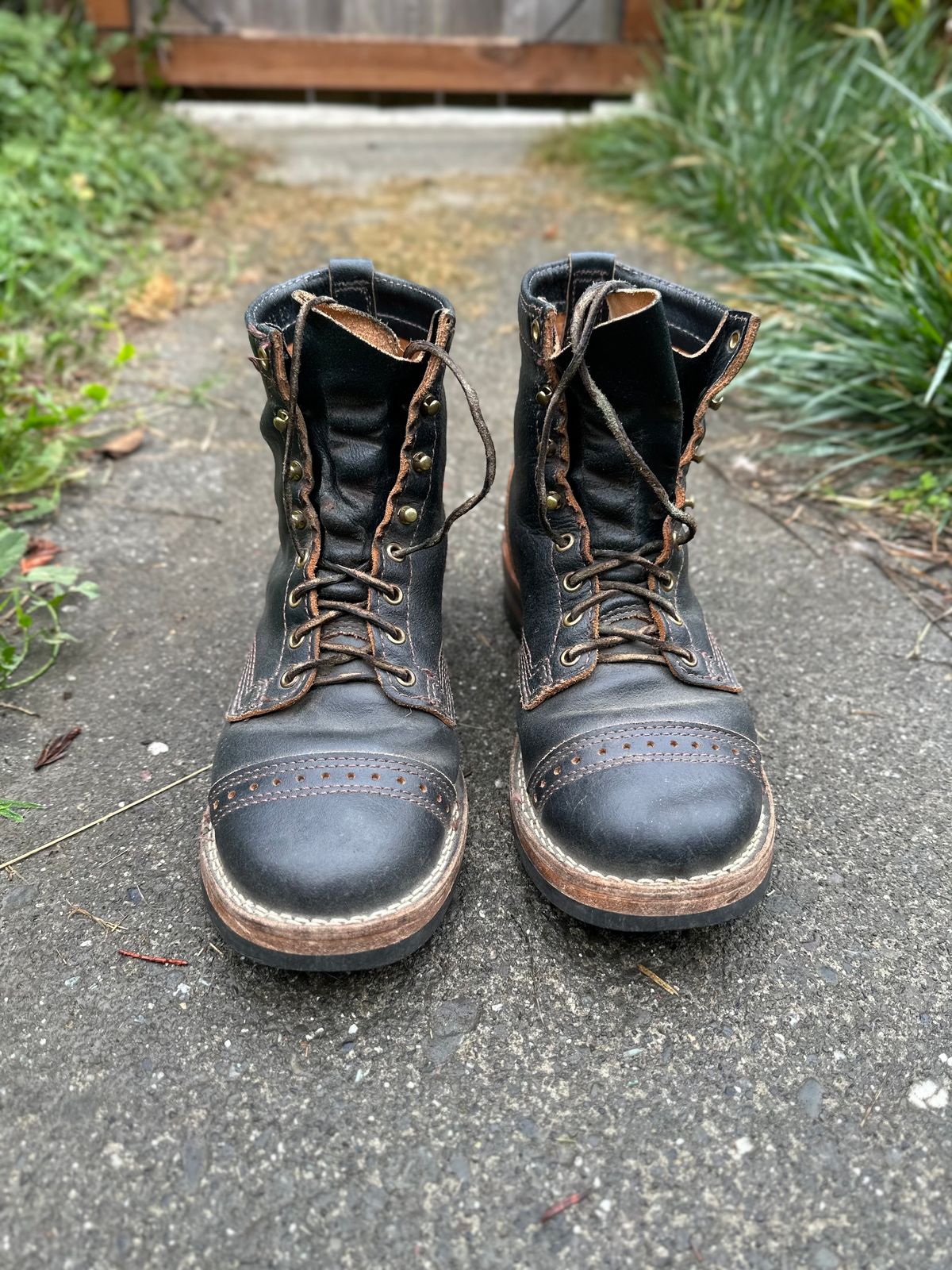 Photo by loralrose on October 9, 2024 of the Wesco Warren Boot in Horween Navy Waxed Flesh.