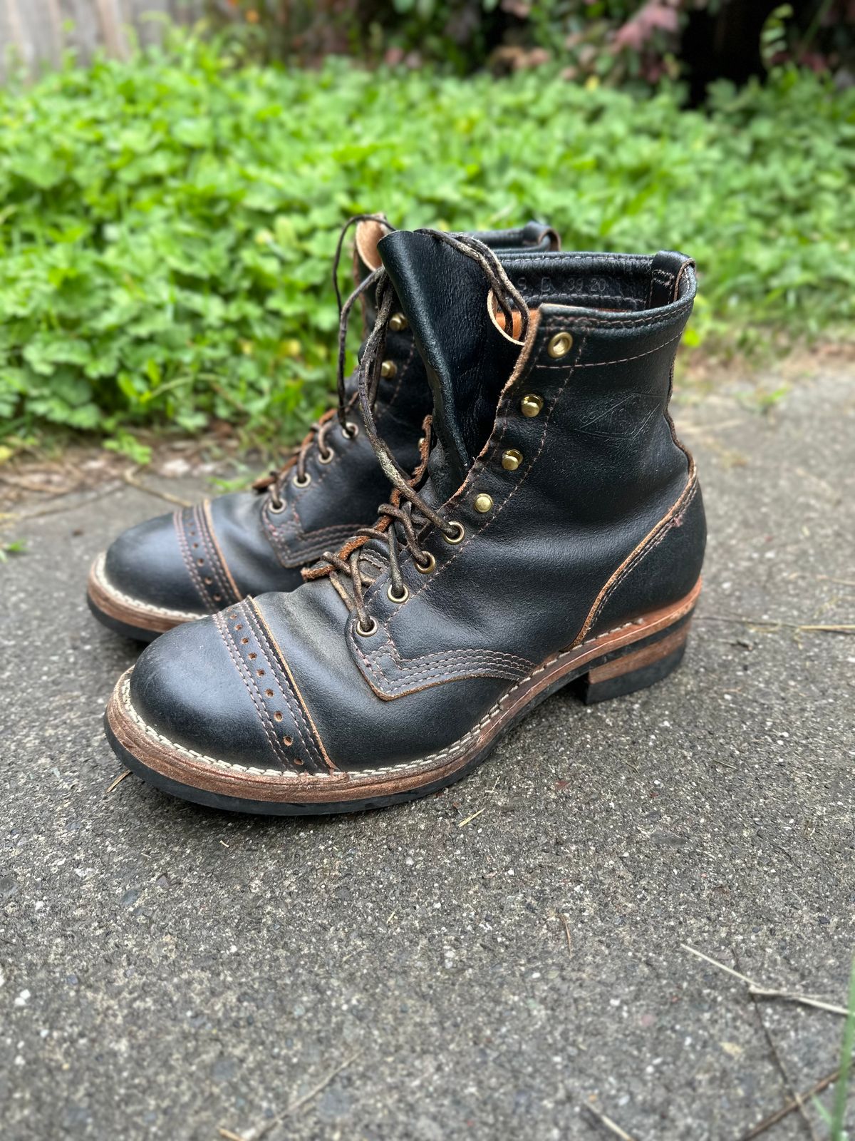Photo by loralrose on October 9, 2024 of the Wesco Warren Boot in Horween Navy Waxed Flesh.