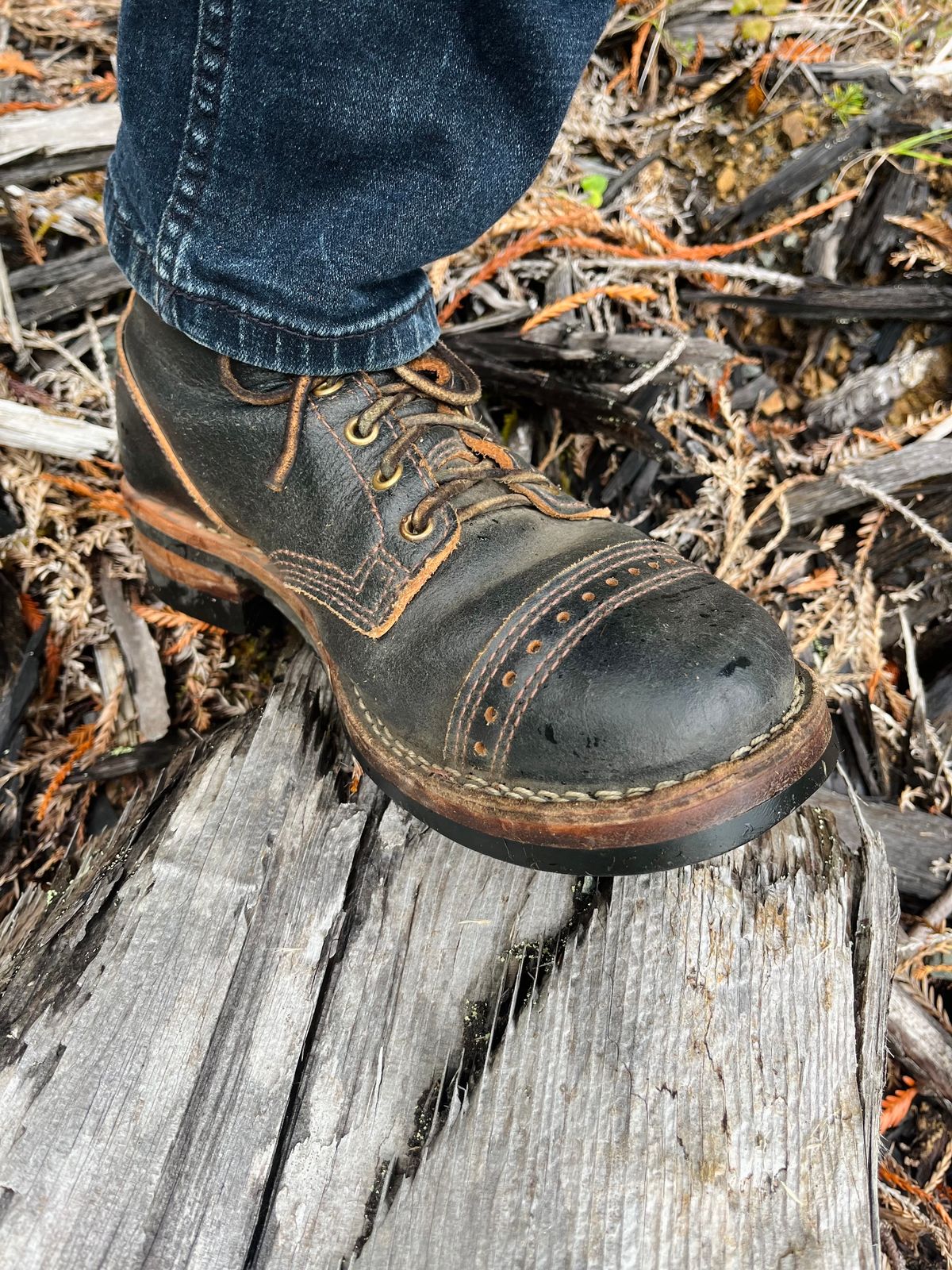 Photo by loralrose on October 22, 2024 of the Wesco Warren Boot in Horween Navy Waxed Flesh.