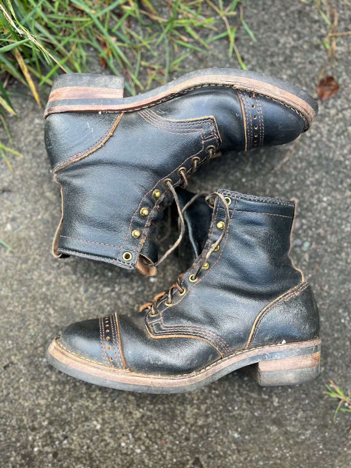 Photo by loralrose on October 27, 2024 of the Wesco Warren Boot in Horween Navy Waxed Flesh.