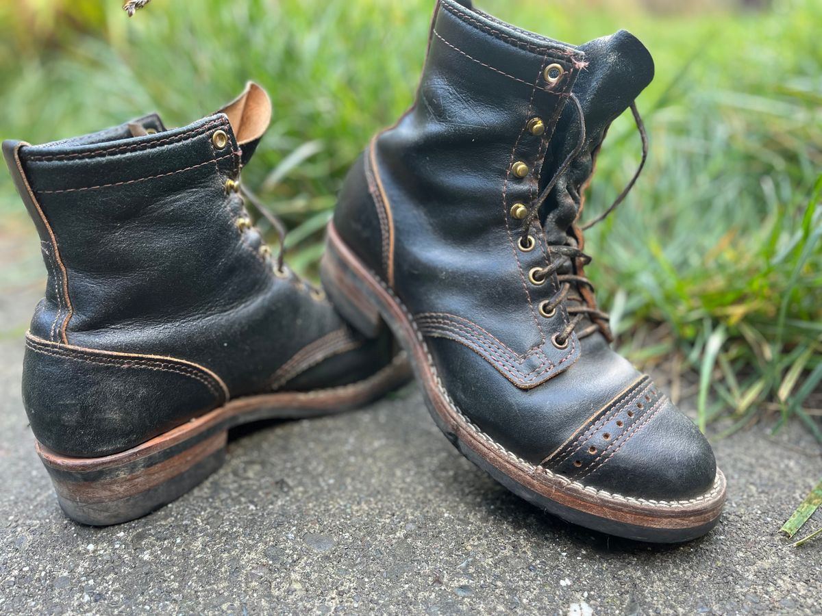 Photo by loralrose on October 27, 2024 of the Wesco Warren Boot in Horween Navy Waxed Flesh.