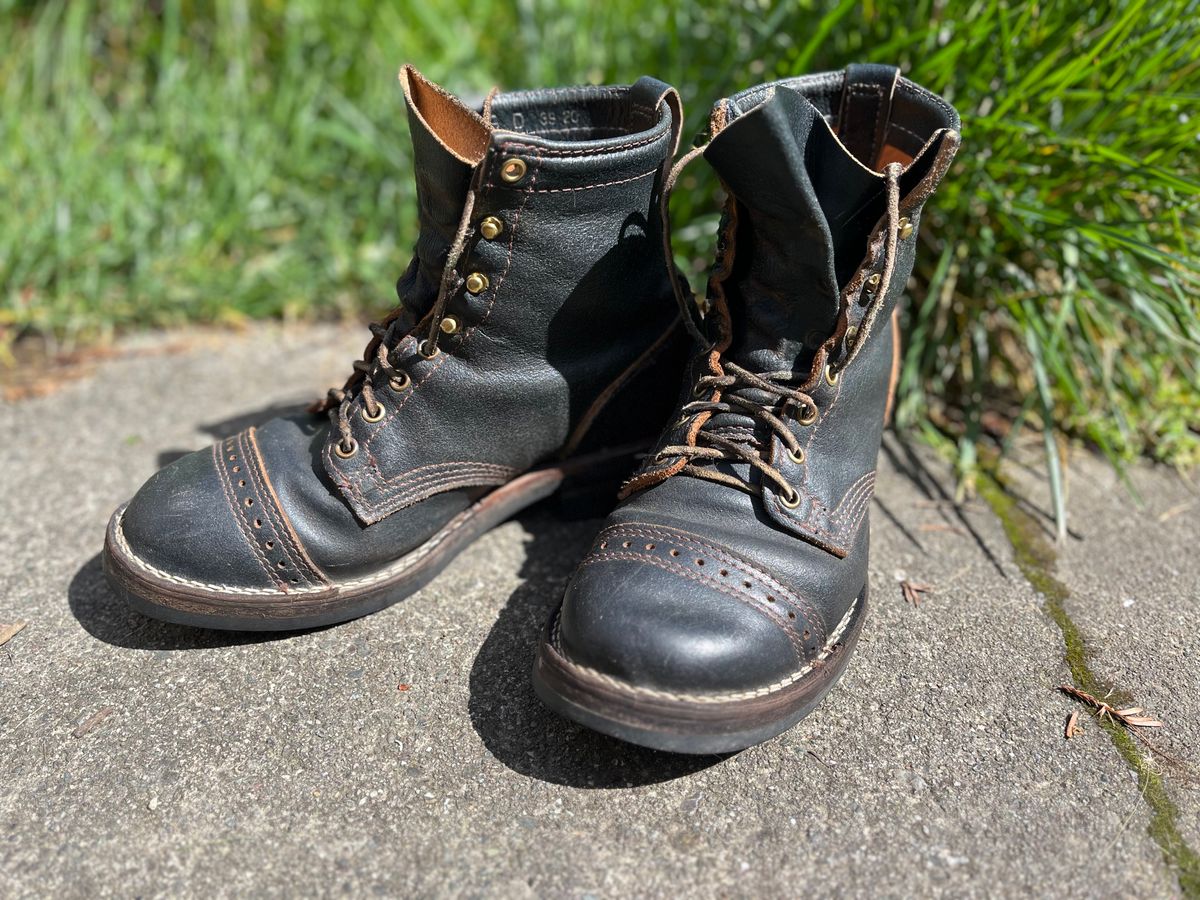 Photo by loralrose on March 23, 2025 of the Wesco Warren Boot in Horween Navy Waxed Flesh.