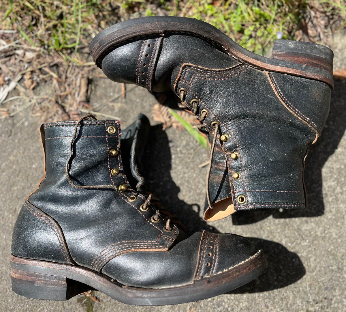 Photo by loralrose on March 23, 2025 of the Wesco Warren Boot in Horween Navy Waxed Flesh.