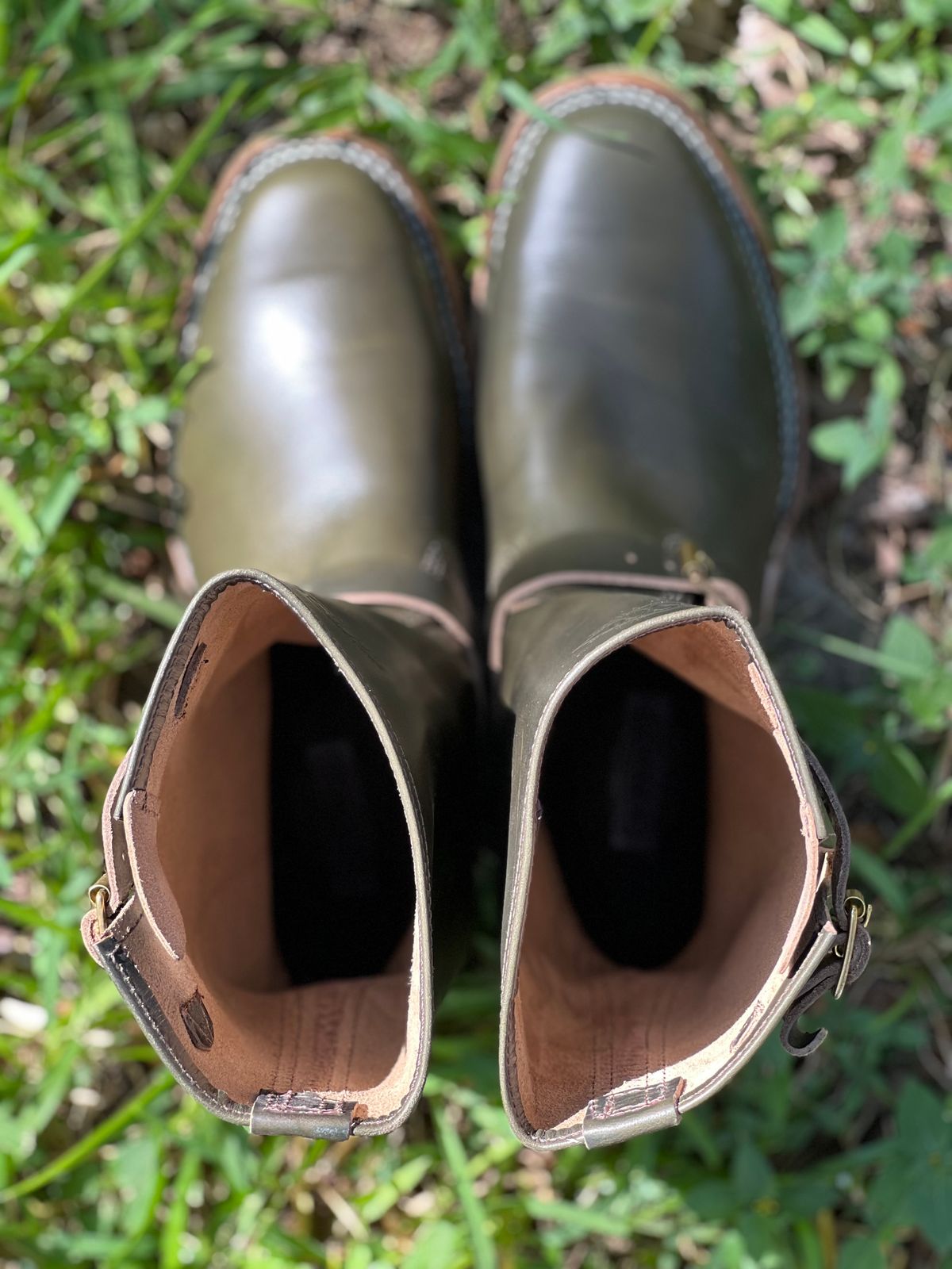 Photo by adriankgonzes on October 3, 2024 of the Wesco Mister Lou in Forest Green Chromexel.