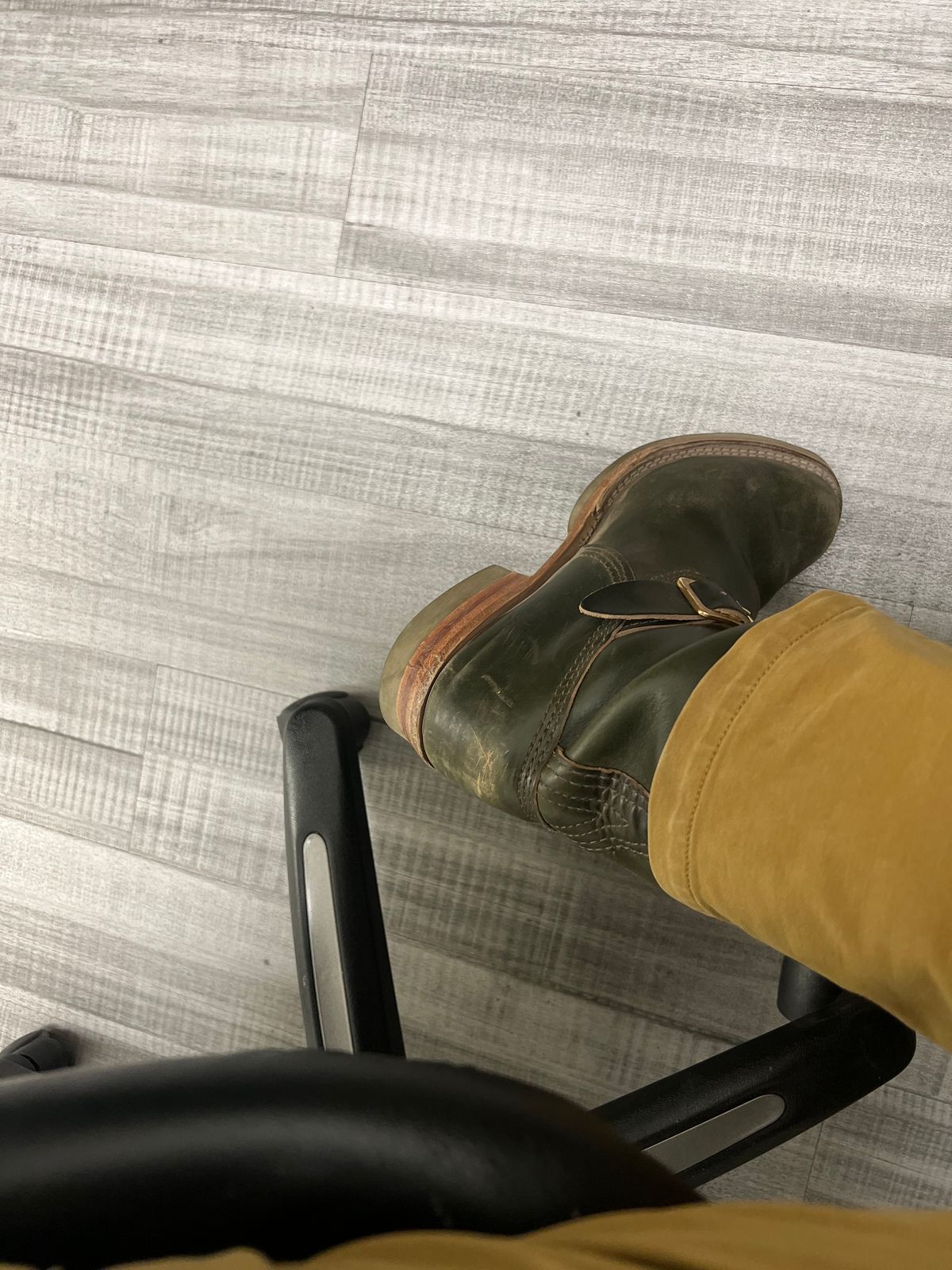 Photo by adriankgonzes on October 24, 2024 of the Wesco Mister Lou in Forest Green Chromexel.