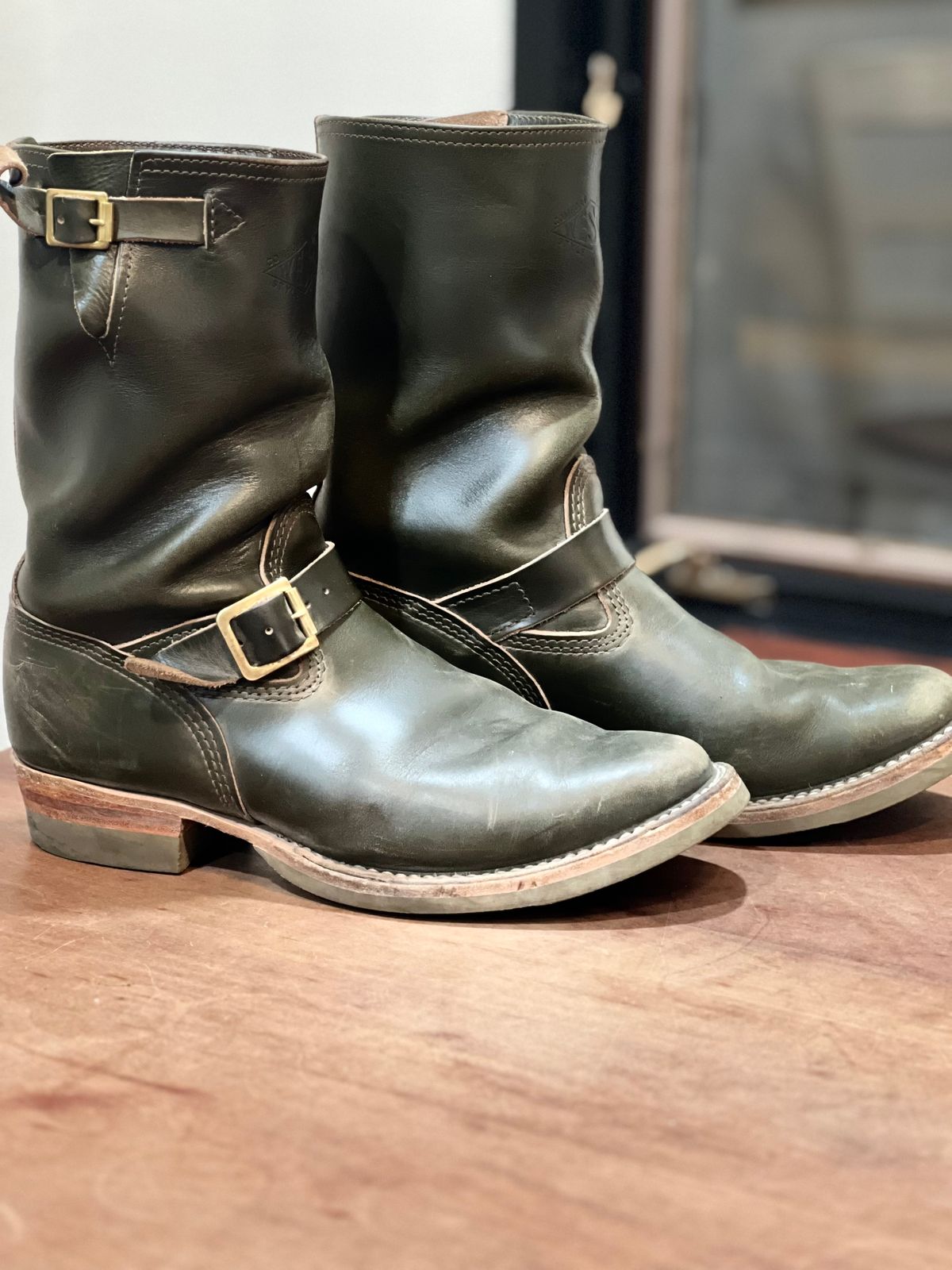 Photo by adriankgonzes on November 5, 2024 of the Wesco Mister Lou in Forest Green Chromexel.