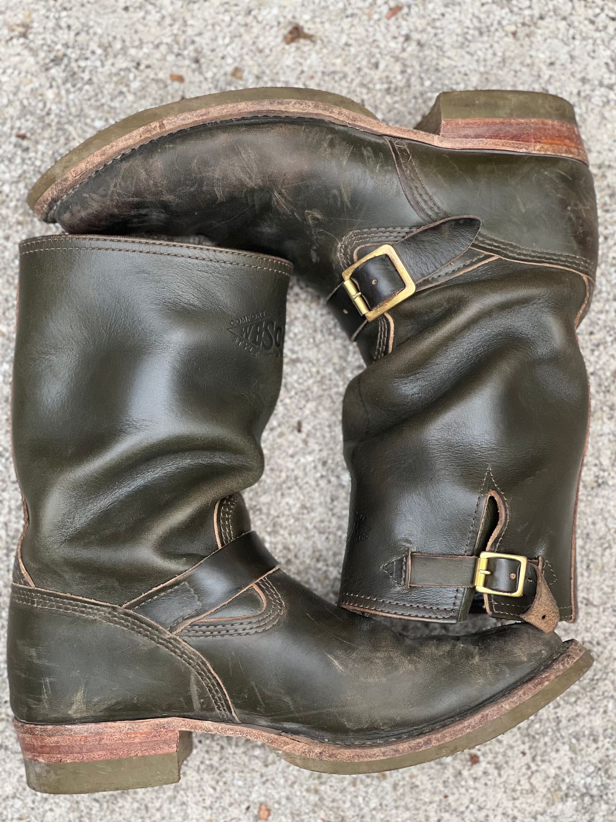 Photo by adriankgonzes on January 5, 2025 of the Wesco Mister Lou in Forest Green Chromexel.