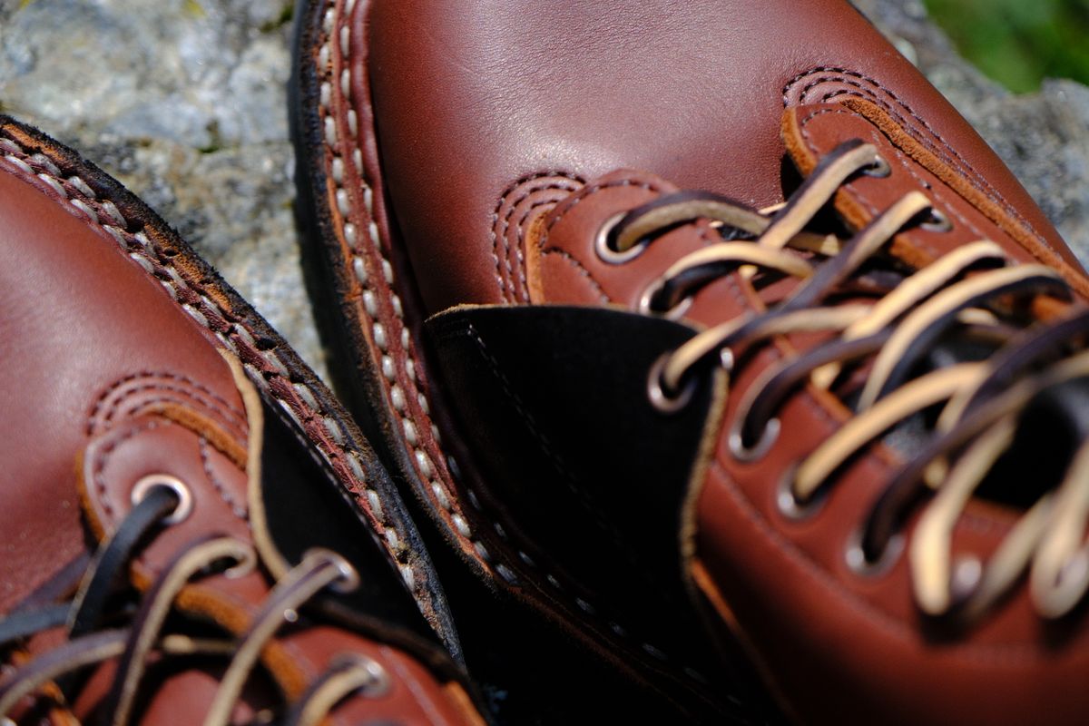 Photo by stitchdown_collabs on October 15, 2024 of the White's Whites X Stitchdown Cliff Boot in Seidel Red Dog Oil Tan & Horween Black Waxed Flesh.