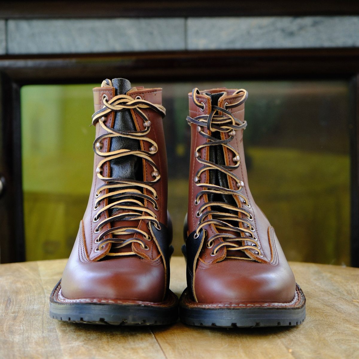 Photo by stitchdown_collabs on October 15, 2024 of the White's Whites X Stitchdown Cliff Boot in Seidel Red Dog Oil Tan & Horween Black Waxed Flesh.