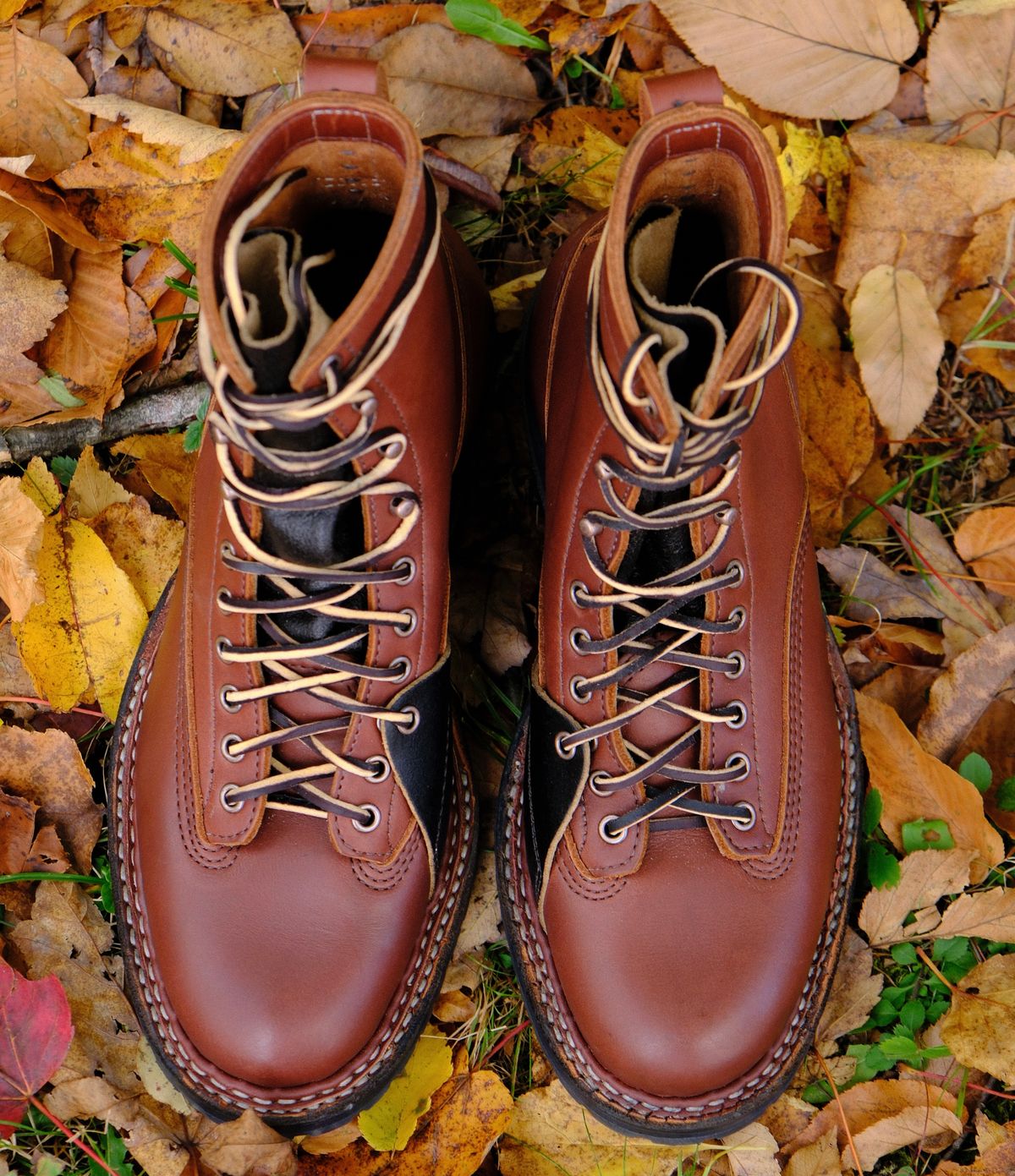 Photo by stitchdown_collabs on October 15, 2024 of the White's Whites X Stitchdown Cliff Boot in Seidel Red Dog Oil Tan & Horween Black Waxed Flesh.