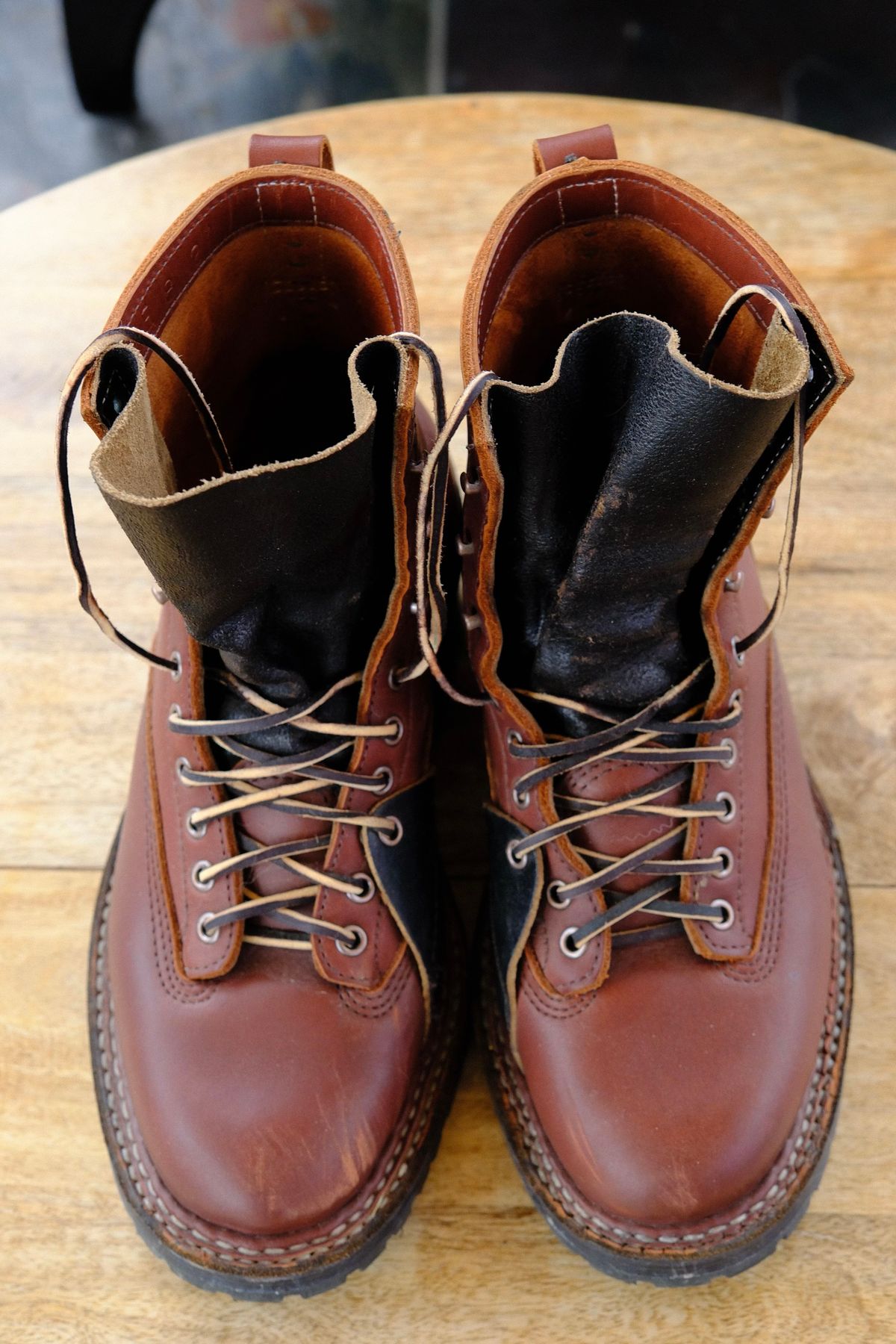 Photo by stitchdown_collabs on December 6, 2024 of the White's Whites X Stitchdown Cliff Boot in Seidel Red Dog Oil Tan & Horween Black Waxed Flesh.