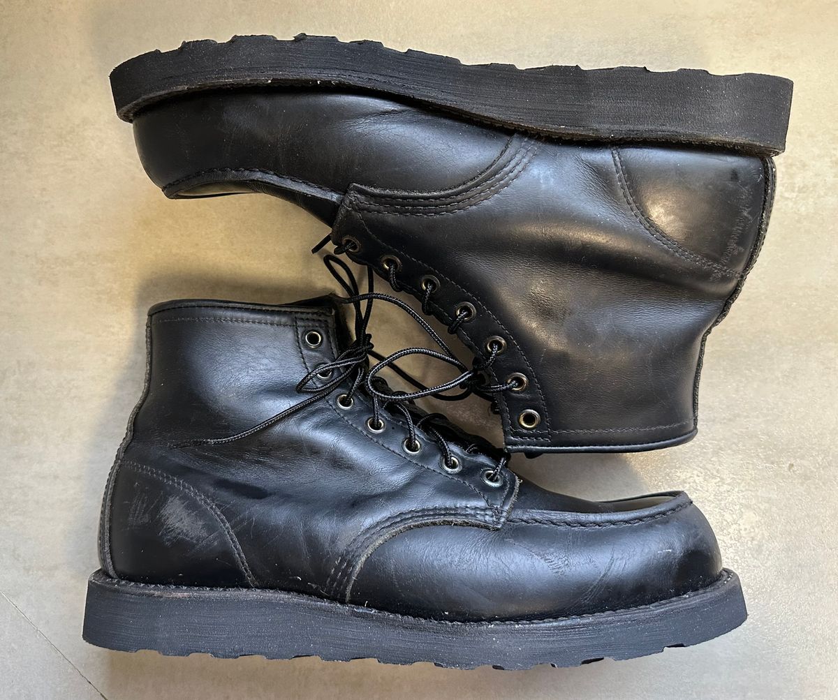 Photo by Mario357 on September 19, 2025 of the Red Wing 6-Inch Classic Moc in Black Skagway Leather.
