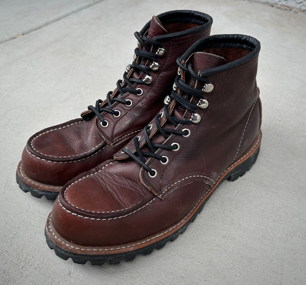 Photo by Mario357 on December 19, 2025 of the Red Wing Roughneck in S.B. Foot Briar Oil Slick.