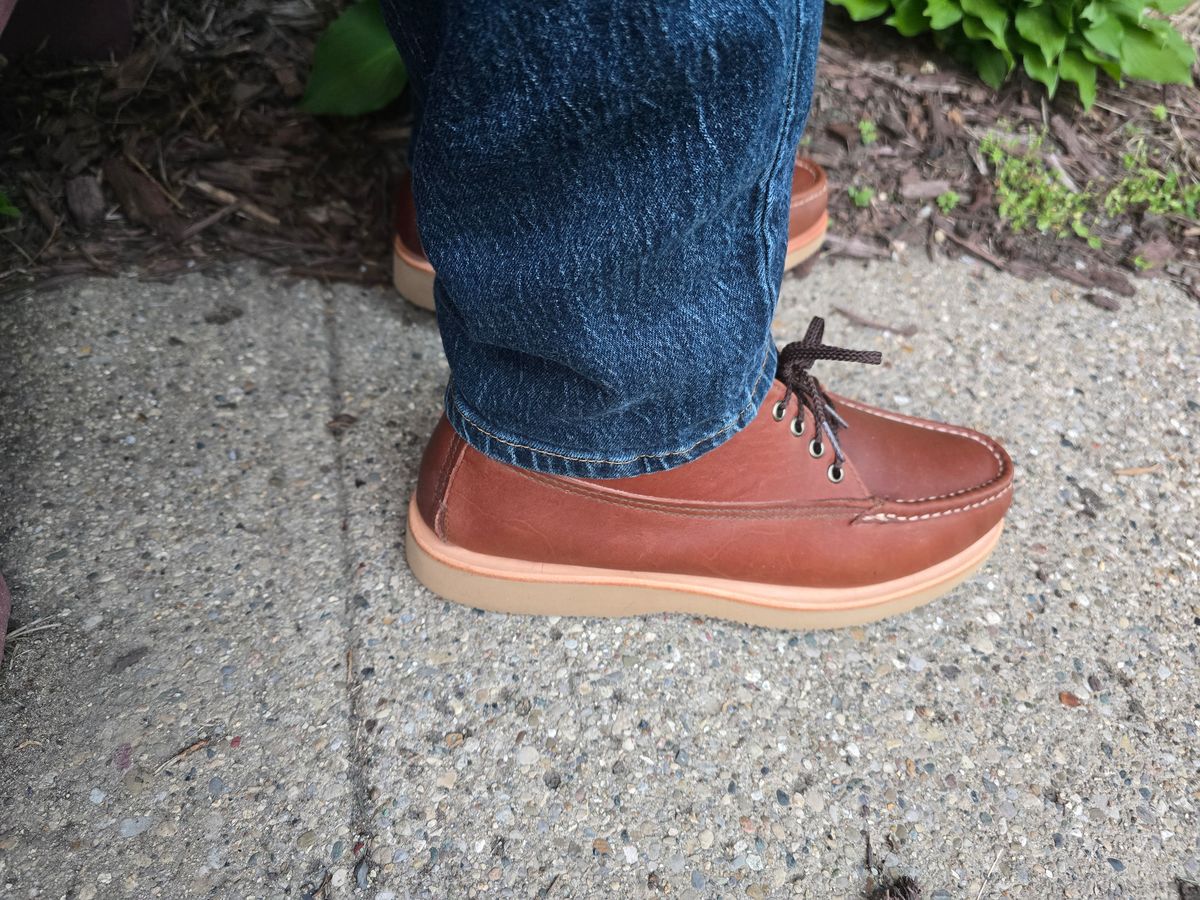 Photo by KingBama13 on May 7, 2025 of the Russell Moccasin Co. Russell Moccasin Co. / Chukka in Russell Moccasin Co. / Walnut Timberjack.