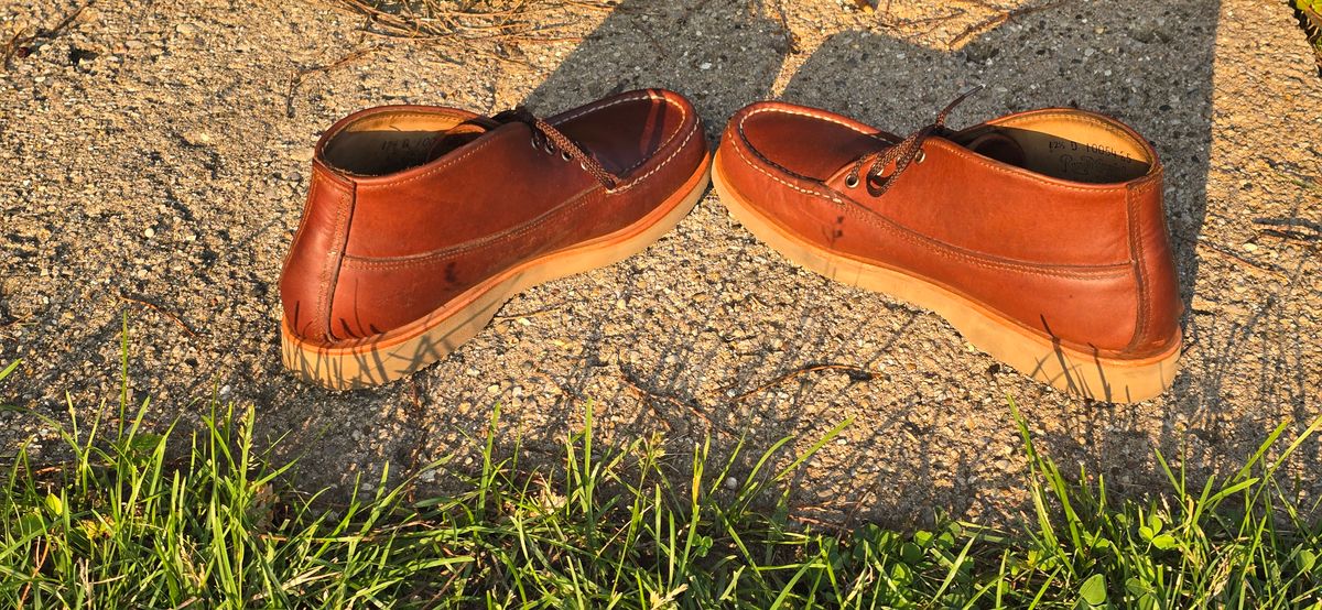 Photo by KingBama13 on June 10, 2025 of the Russell Moccasin Co. Russell Moccasin Co. / Chukka in Russell Moccasin Co. / Walnut Timberjack.