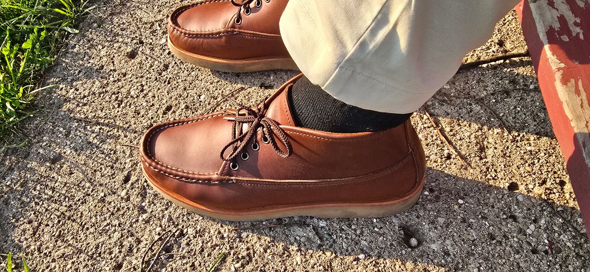 Photo by KingBama13 on June 10, 2025 of the Russell Moccasin Co. Russell Moccasin Co. / Chukka in Russell Moccasin Co. / Walnut Timberjack.