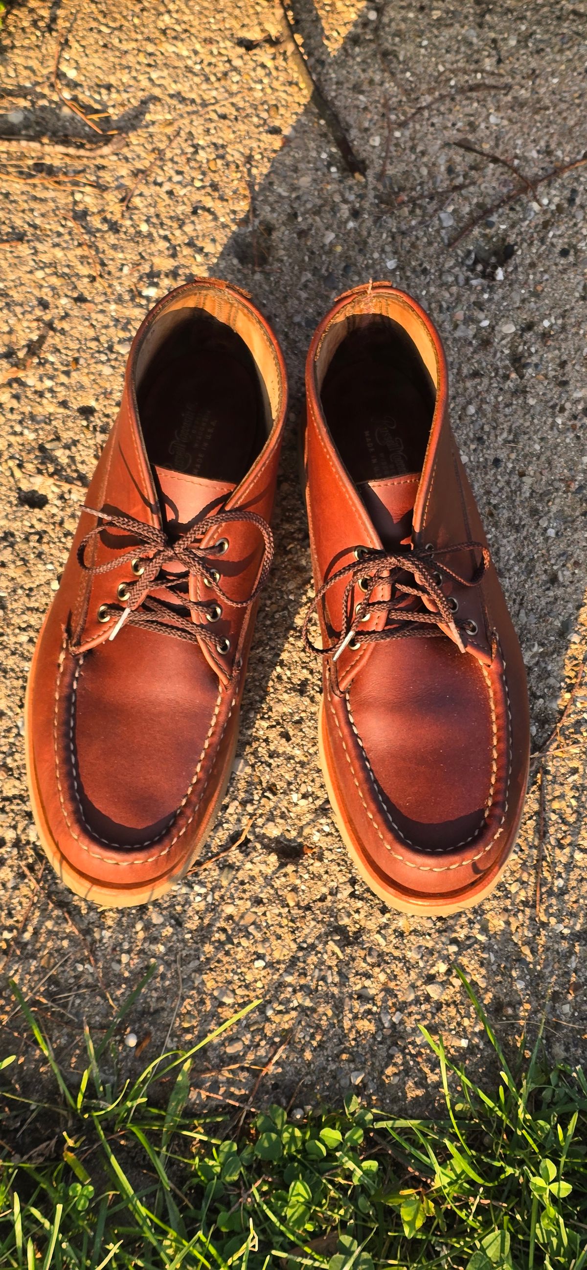 Photo by KingBama13 on June 10, 2025 of the Russell Moccasin Co. Russell Moccasin Co. / Chukka in Russell Moccasin Co. / Walnut Timberjack.