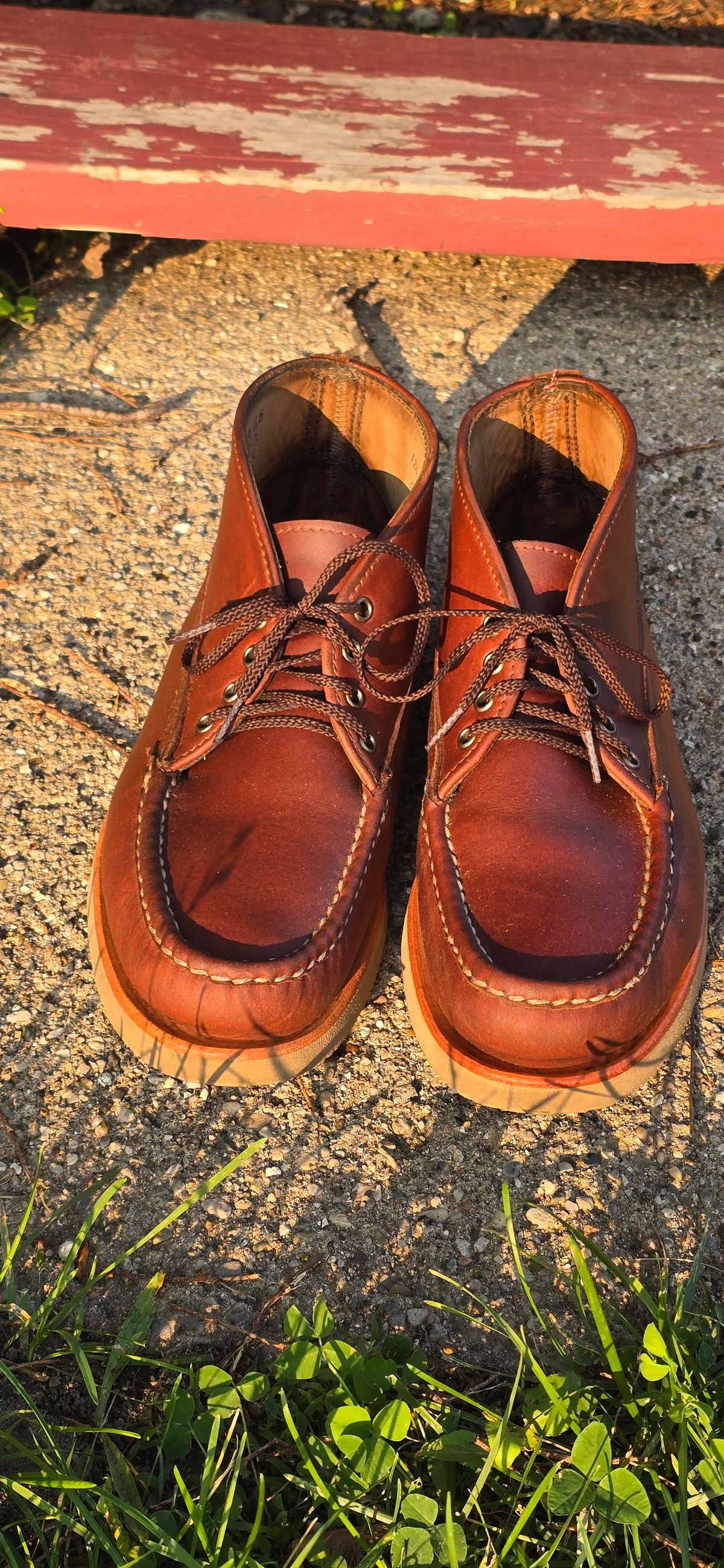 Photo by KingBama13 on June 10, 2025 of the Russell Moccasin Co. Russell Moccasin Co. / Chukka in Russell Moccasin Co. / Walnut Timberjack.