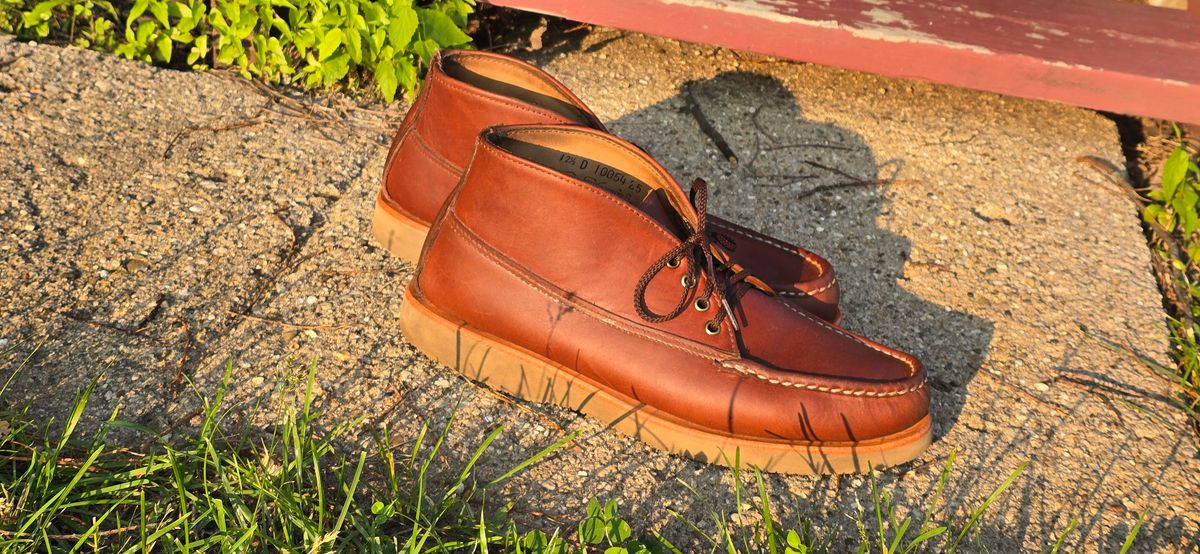Photo by KingBama13 on June 10, 2025 of the Russell Moccasin Co. Russell Moccasin Co. / Chukka in Russell Moccasin Co. / Walnut Timberjack.