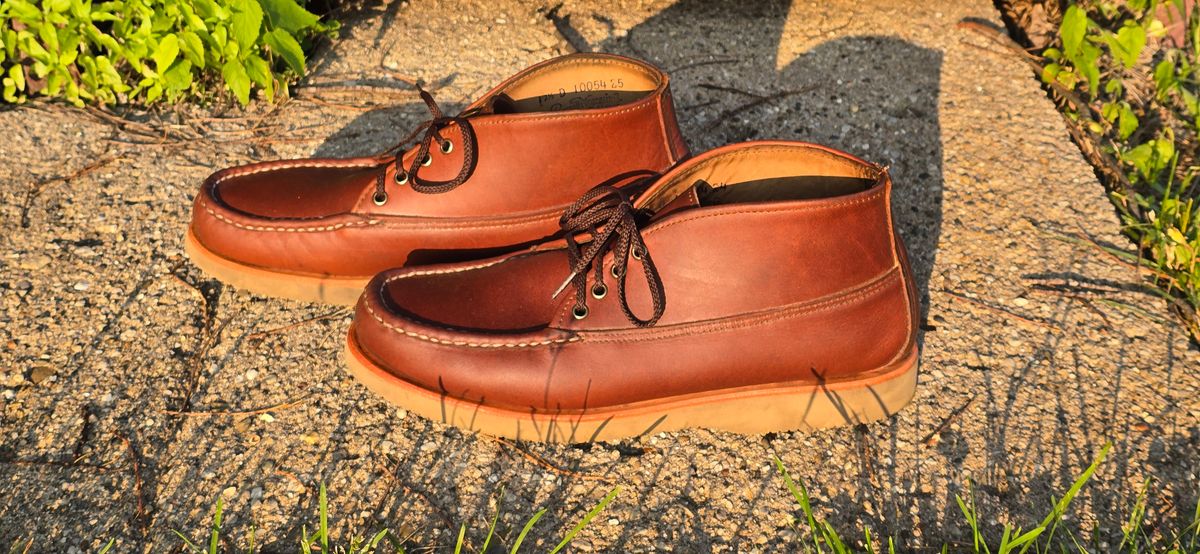 Photo by KingBama13 on June 10, 2025 of the Russell Moccasin Co. Russell Moccasin Co. / Chukka in Russell Moccasin Co. / Walnut Timberjack.
