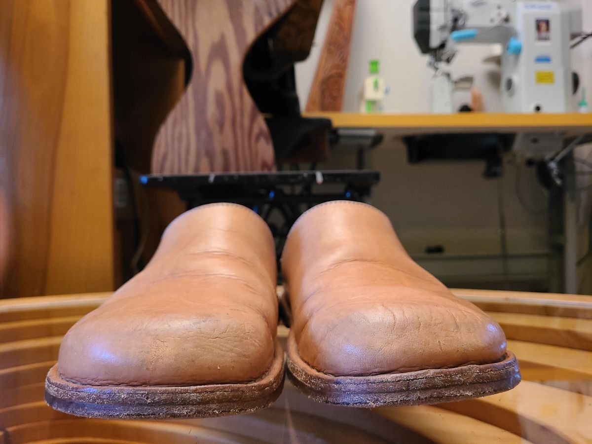 Photo by cobblerbud on November 2, 2024 of the Zak Waterlow Wholecut Veg Tan Leather Clog (Birkencrocz) in Tandy Oak-Leaf 5/6oz Natural Veg Tan.