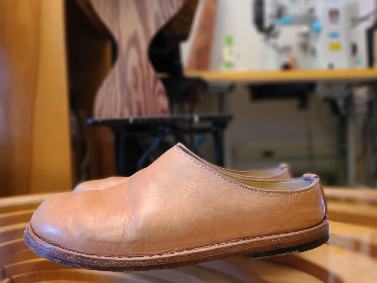 Photo by cobblerbud on November 2, 2024 of the Zak Waterlow Wholecut Veg Tan Leather Clog (Birkencrocz) in Tandy Oak-Leaf 5/6oz Natural Veg Tan.