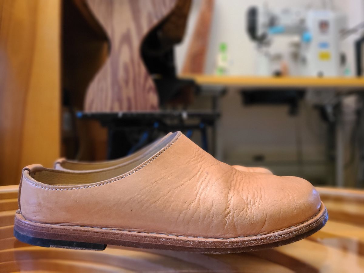 Photo by cobblerbud on November 2, 2024 of the Zak Waterlow Wholecut Veg Tan Leather Clog (Birkencrocz) in Tandy Oak-Leaf 5/6oz Natural Veg Tan.