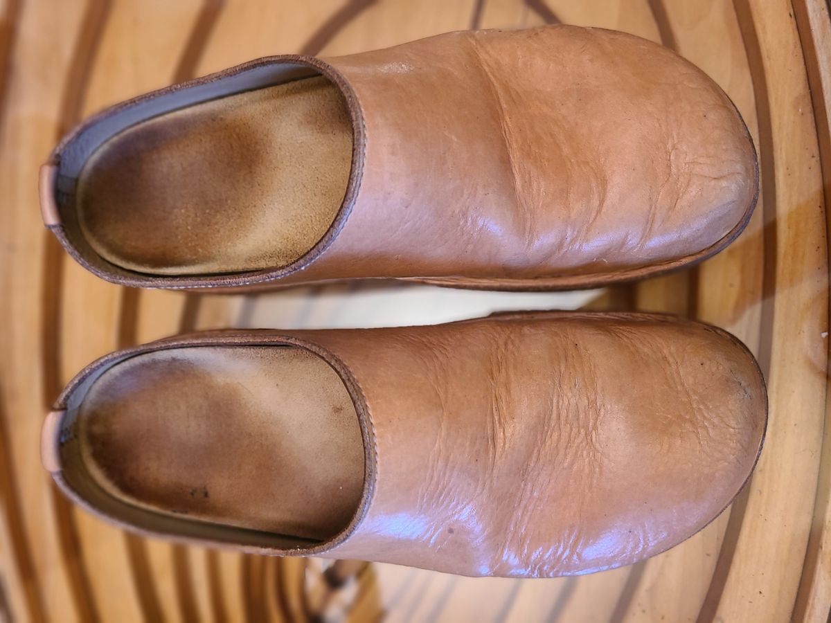 Photo by cobblerbud on November 2, 2024 of the Zak Waterlow Wholecut Veg Tan Leather Clog (Birkencrocz) in Tandy Oak-Leaf 5/6oz Natural Veg Tan.