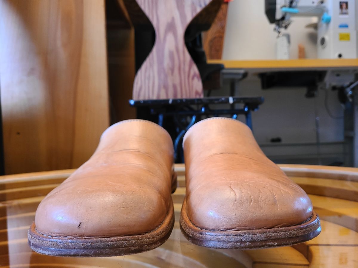 Photo by cobblerbud on December 2, 2024 of the Zak Waterlow Wholecut Veg Tan Leather Clog (Birkencrocz) in Tandy Oak-Leaf 5/6oz Natural Veg Tan.