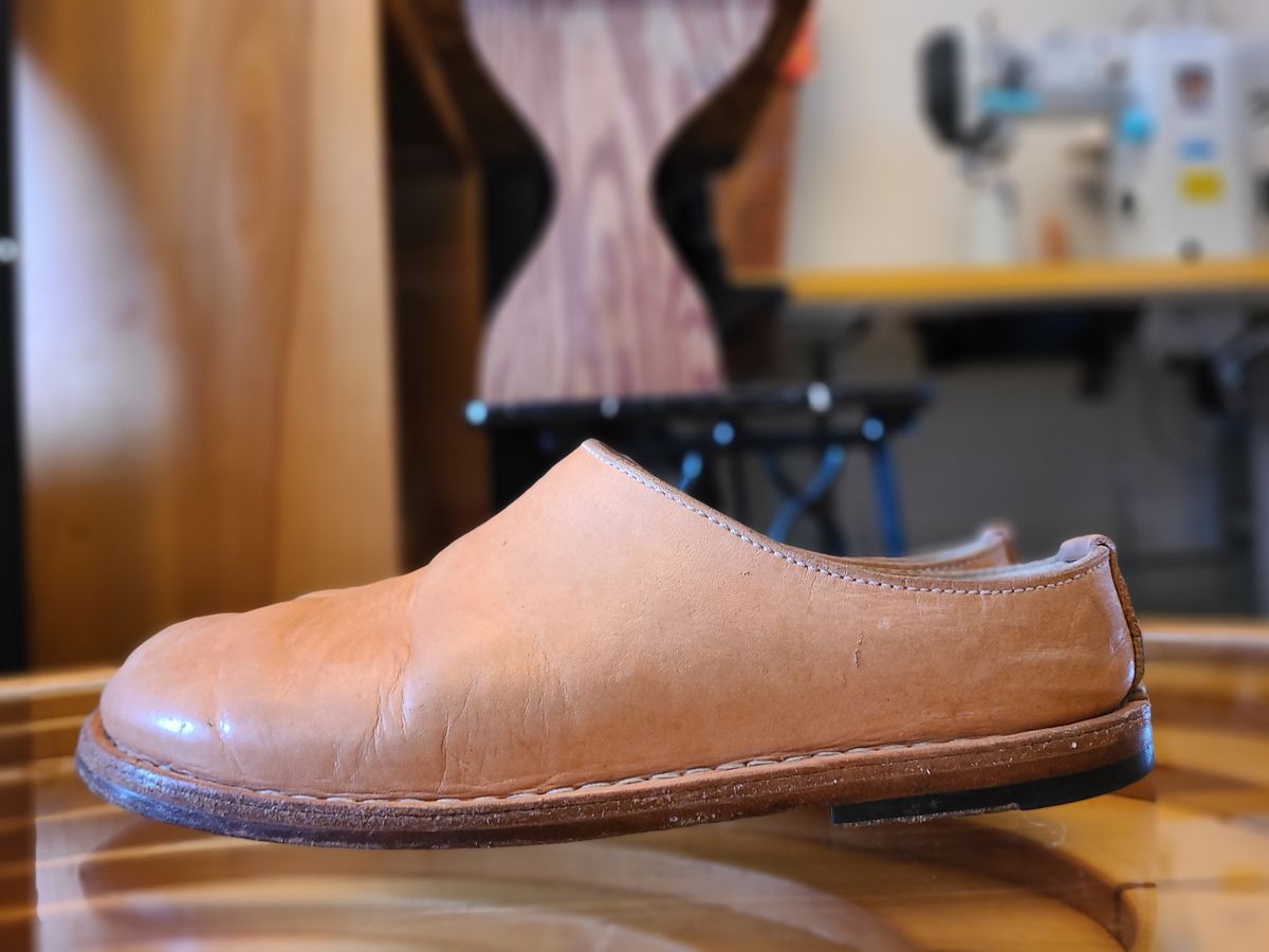 Photo by cobblerbud on December 2, 2024 of the Zak Waterlow Wholecut Veg Tan Leather Clog (Birkencrocz) in Tandy Oak-Leaf 5/6oz Natural Veg Tan.