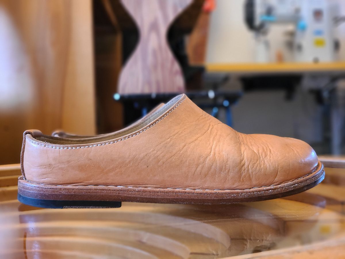 Photo by cobblerbud on December 2, 2024 of the Zak Waterlow Wholecut Veg Tan Leather Clog (Birkencrocz) in Tandy Oak-Leaf 5/6oz Natural Veg Tan.