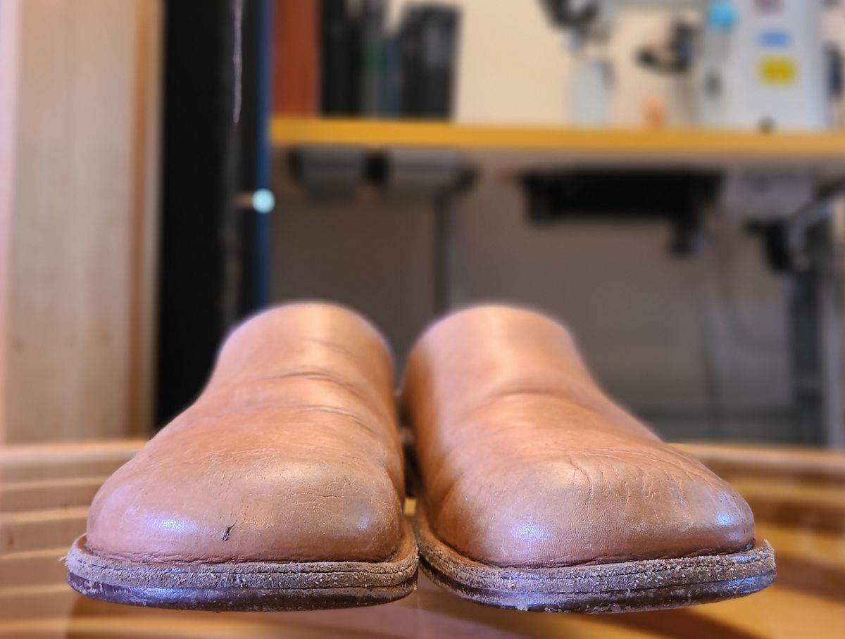 Photo by cobblerbud on January 2, 2025 of the Zak Waterlow Wholecut Veg Tan Leather Clog (Birkencrocz) in Tandy Oak-Leaf 5/6oz Natural Veg Tan.
