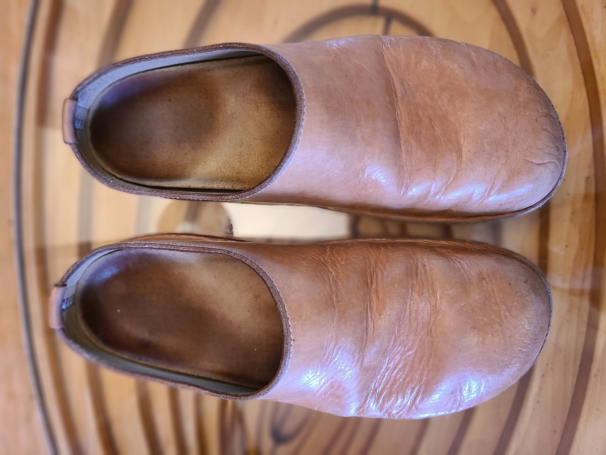 Photo by cobblerbud on January 2, 2025 of the Zak Waterlow Wholecut Veg Tan Leather Clog (Birkencrocz) in Tandy Oak-Leaf 5/6oz Natural Veg Tan.