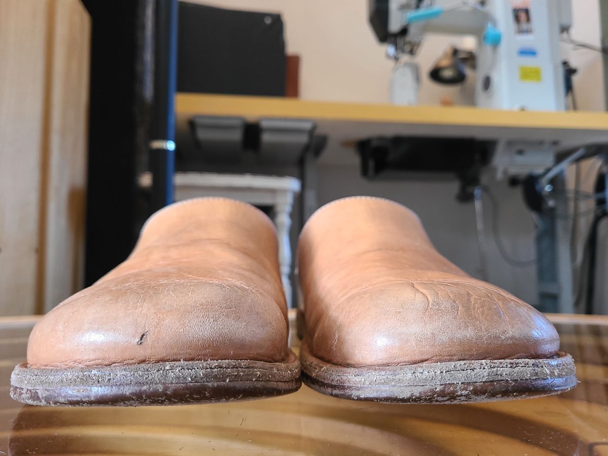Photo by cobblerbud on February 1, 2025 of the Zak Waterlow Wholecut Veg Tan Leather Clog (Birkencrocz) in Tandy Oak-Leaf 5/6oz Natural Veg Tan.