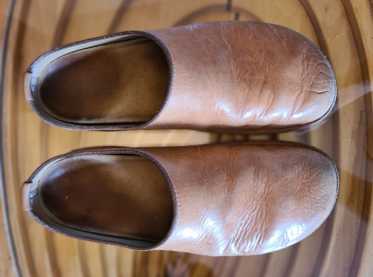 Photo by cobblerbud on February 1, 2025 of the Zak Waterlow Wholecut Veg Tan Leather Clog (Birkencrocz) in Tandy Oak-Leaf 5/6oz Natural Veg Tan.