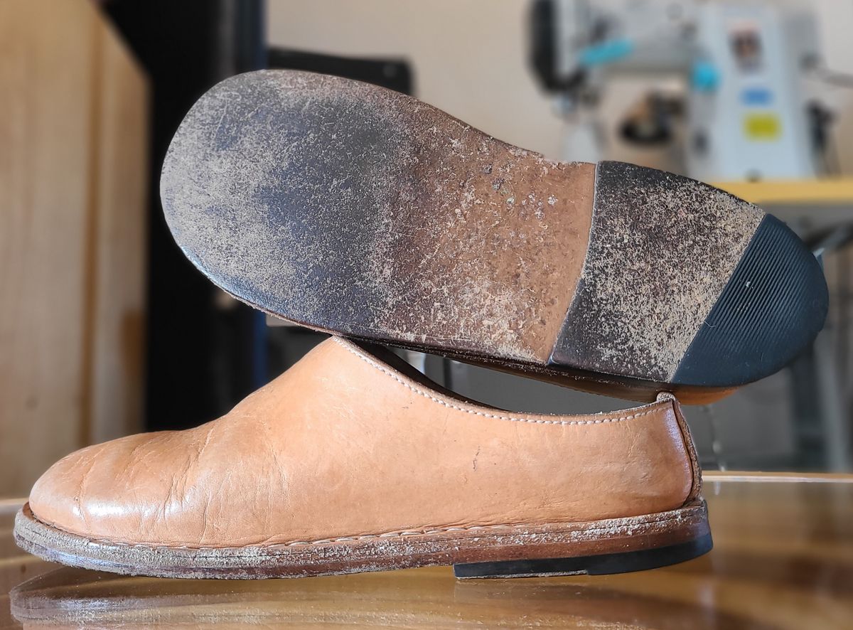 Photo by cobblerbud on February 1, 2025 of the Zak Waterlow Wholecut Veg Tan Leather Clog (Birkencrocz) in Tandy Oak-Leaf 5/6oz Natural Veg Tan.