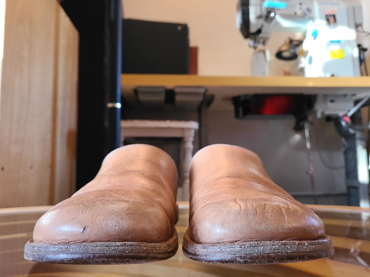 Photo by cobblerbud on March 2, 2025 of the Zak Waterlow Wholecut Veg Tan Leather Clog (Birkencrocz) in Tandy Oak-Leaf 5/6oz Natural Veg Tan.