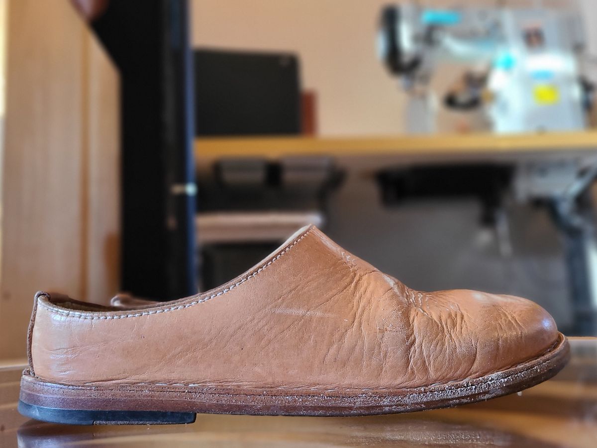 Photo by cobblerbud on March 2, 2025 of the Zak Waterlow Wholecut Veg Tan Leather Clog (Birkencrocz) in Tandy Oak-Leaf 5/6oz Natural Veg Tan.