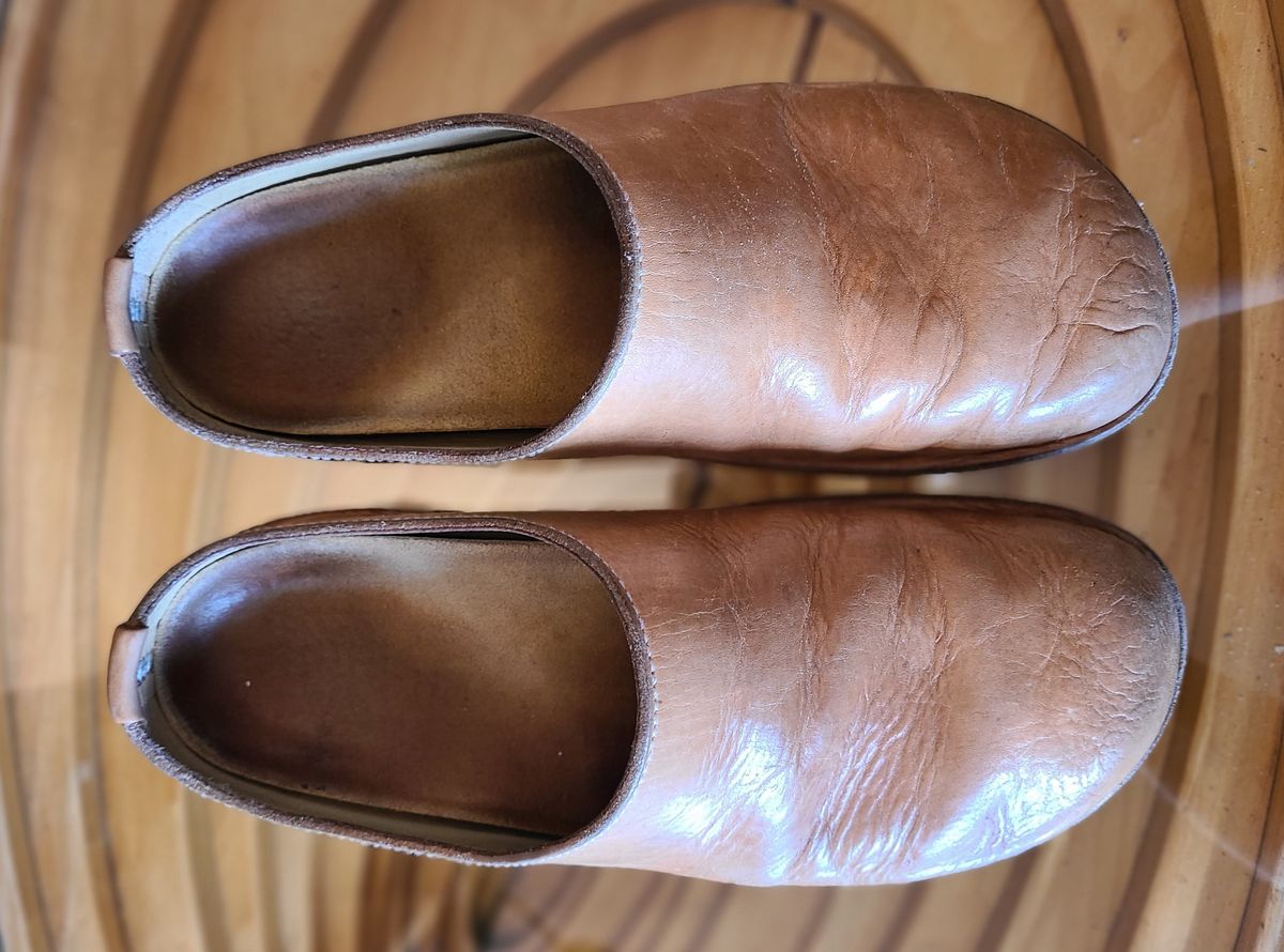 Photo by cobblerbud on March 2, 2025 of the Zak Waterlow Wholecut Veg Tan Leather Clog (Birkencrocz) in Tandy Oak-Leaf 5/6oz Natural Veg Tan.