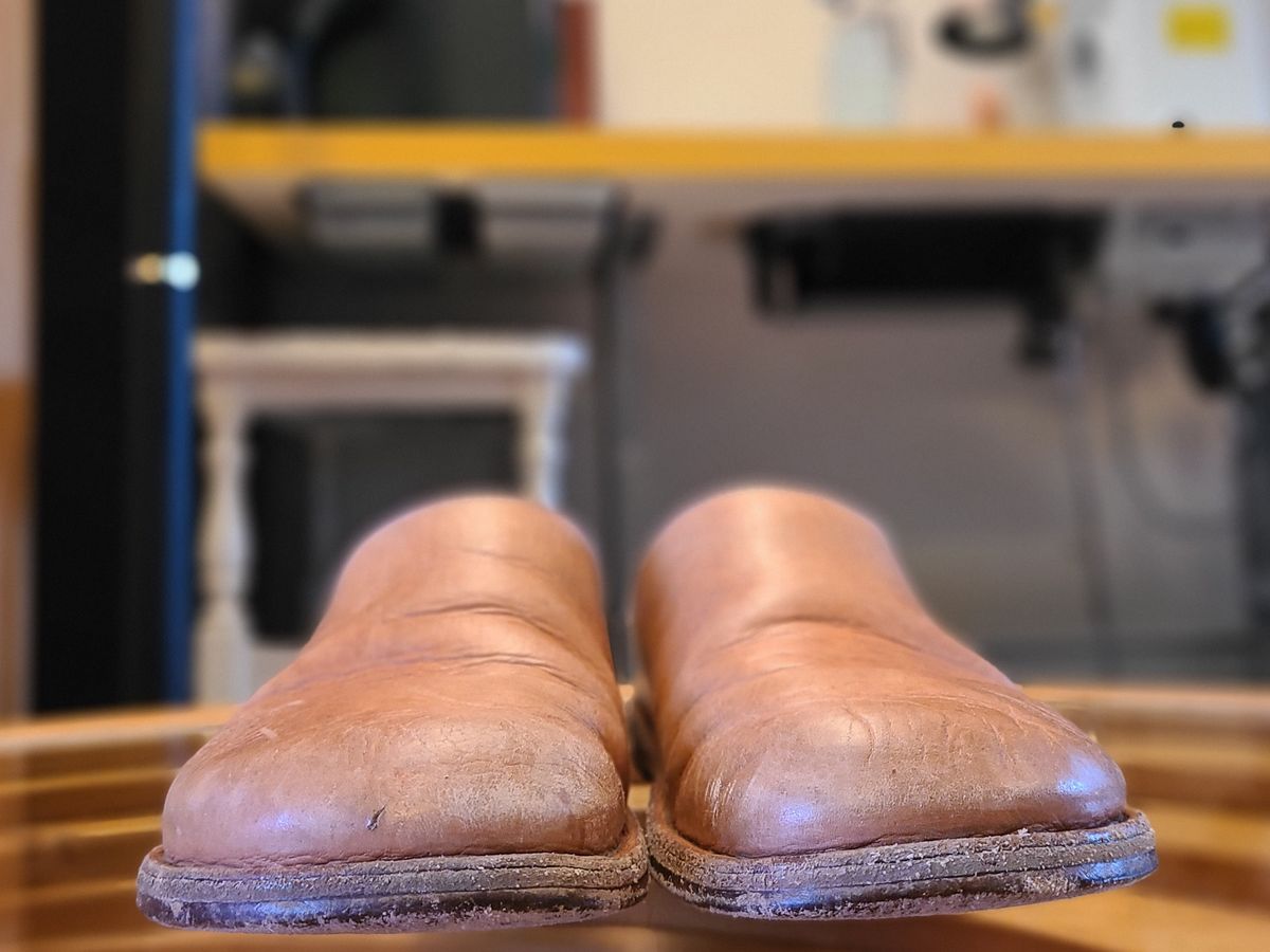 Photo by cobblerbud on April 1, 2025 of the Zak Waterlow Wholecut Veg Tan Leather Clog (Birkencrocz) in Tandy Oak-Leaf 5/6oz Natural Veg Tan.