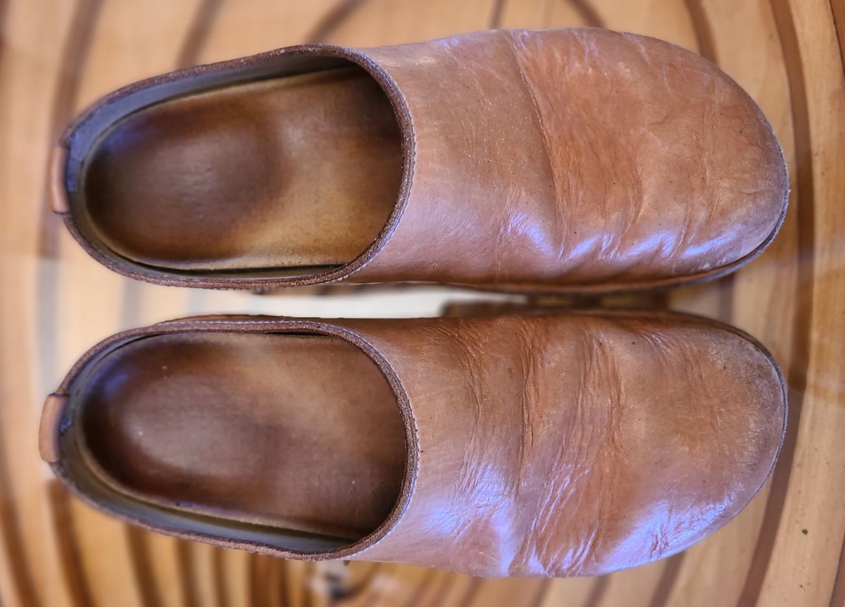 Photo by cobblerbud on April 1, 2025 of the Zak Waterlow Wholecut Veg Tan Leather Clog (Birkencrocz) in Tandy Oak-Leaf 5/6oz Natural Veg Tan.