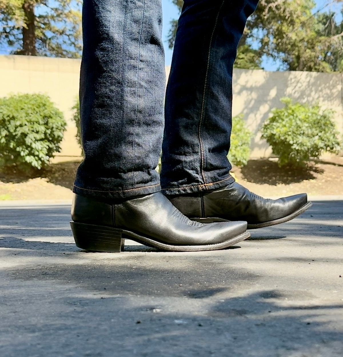 Photo by SundayDuffer on May 21, 2025 of the Lucchese 1883 Mad Dog in Goat.