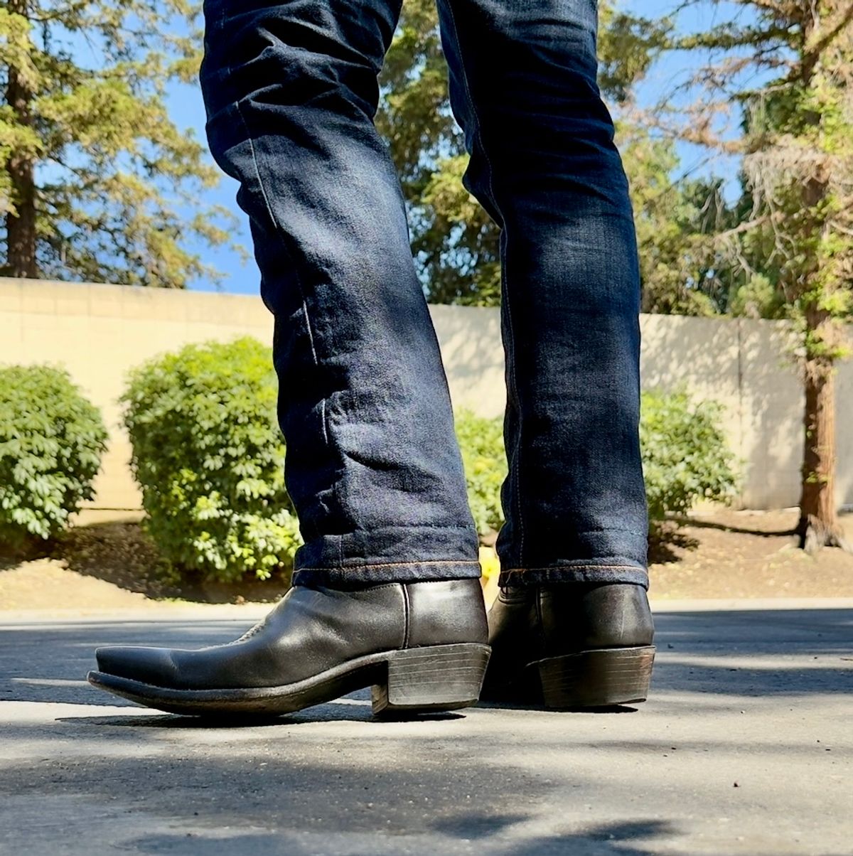 Photo by SundayDuffer on May 21, 2025 of the Lucchese 1883 Mad Dog in Goat.