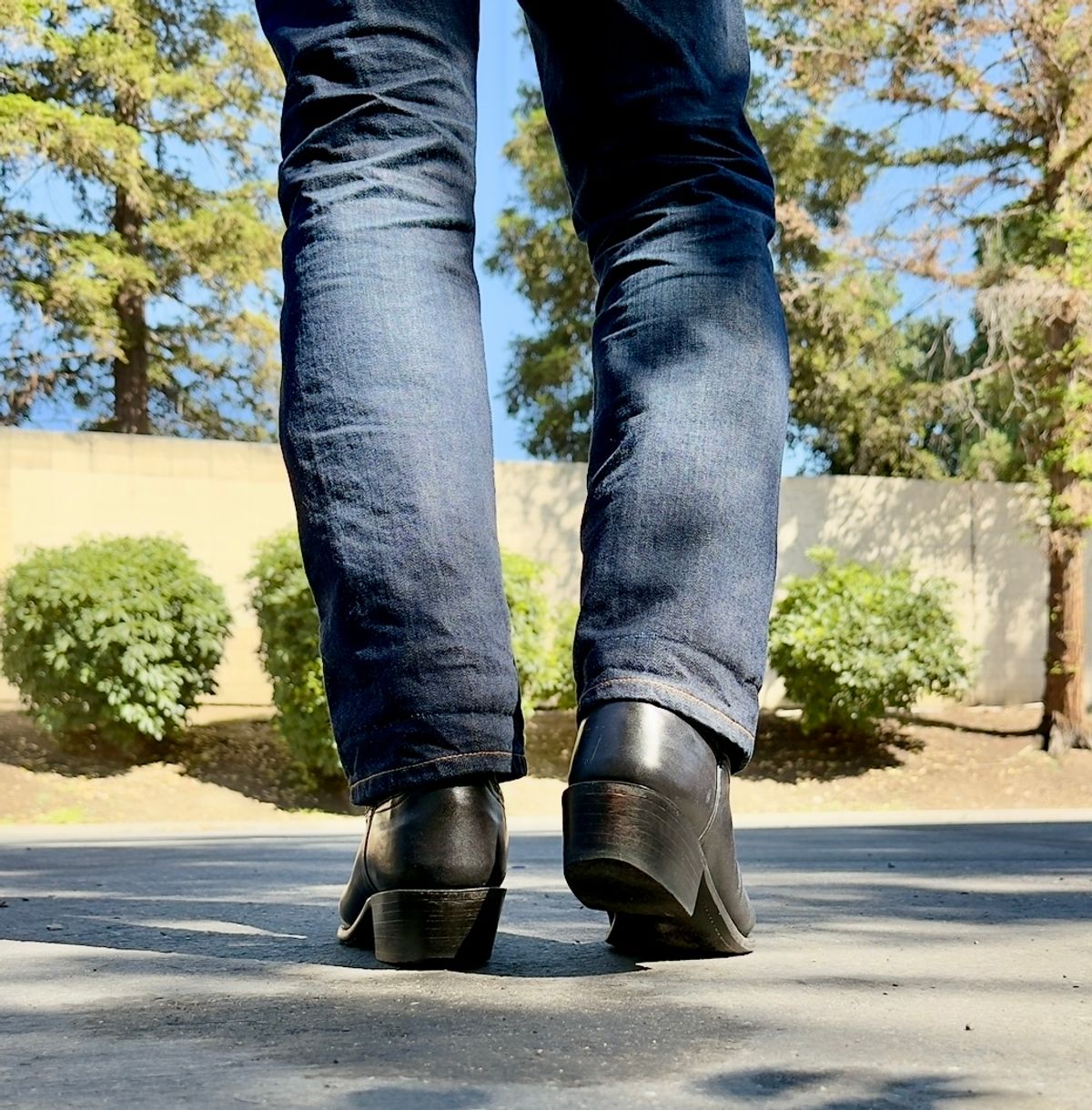 Photo by SundayDuffer on May 21, 2025 of the Lucchese 1883 Mad Dog in Goat.
